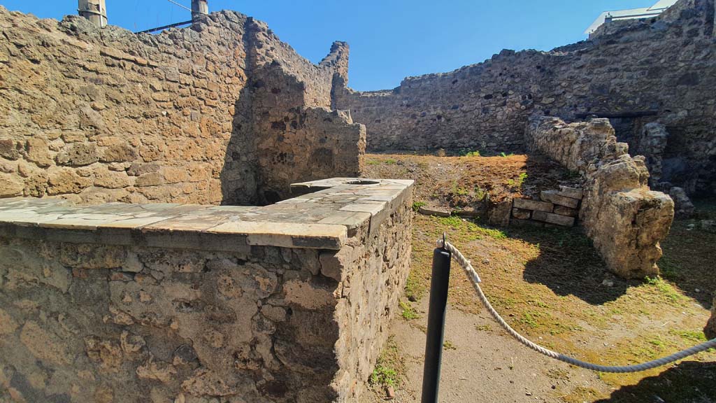 VII.1.44/45 Pompeii. July 2021. Looking north across counter.
Foto Annette Haug, ERC Grant 681269 D�COR.

