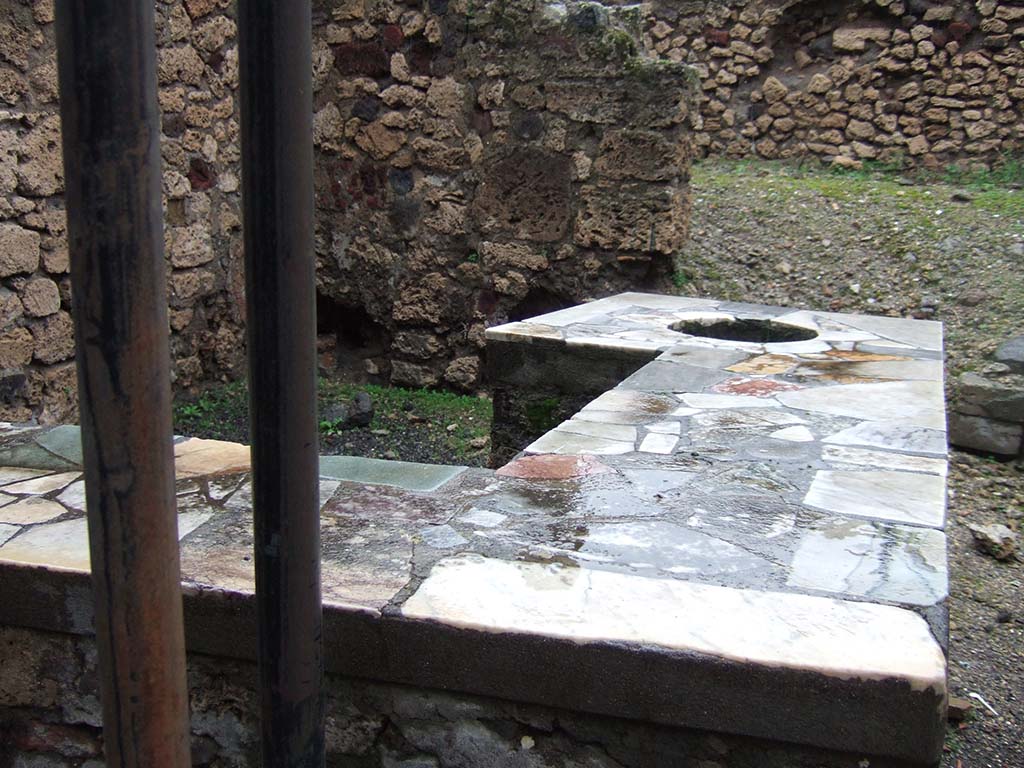 VII.1.44 Pompeii. December 2005. North-east corner of bar.