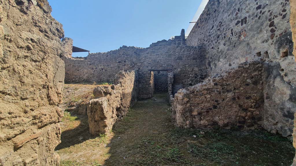 VII.1.44/45 Pompeii. July 2021. Looking east from entrance towards rear rooms.
Foto Annette Haug, ERC Grant 681269 D�COR.

