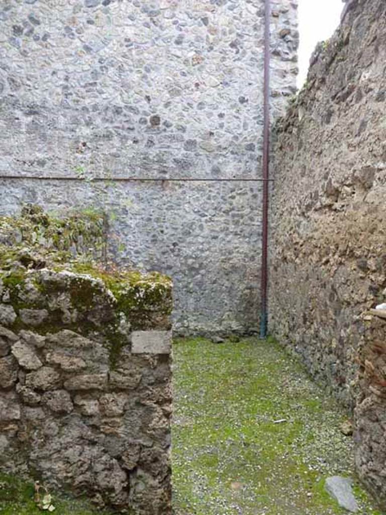 VII.1.46 Pompeii. May 2010. Doorway to cubiculum �b� on south side of entrance.