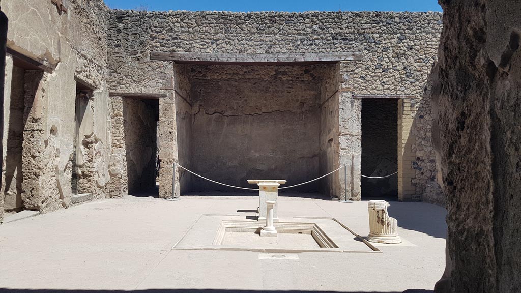 VII.1.47 Pompeii. August 2023. Looking east across atrium from entrance corridor. Photo courtesy of Maribel Velasco.