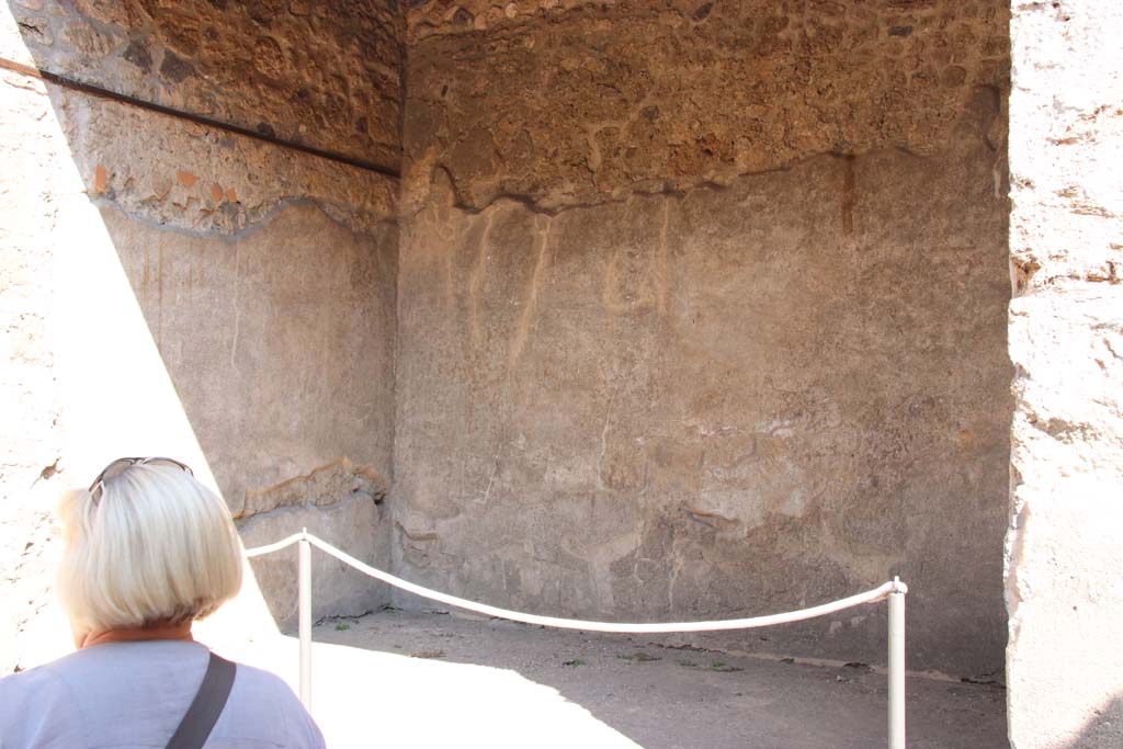 VII.1.47 Pompeii. September 2017. Looking north-east towards room 6, tablinum. Photo courtesy of Klaus Heese.