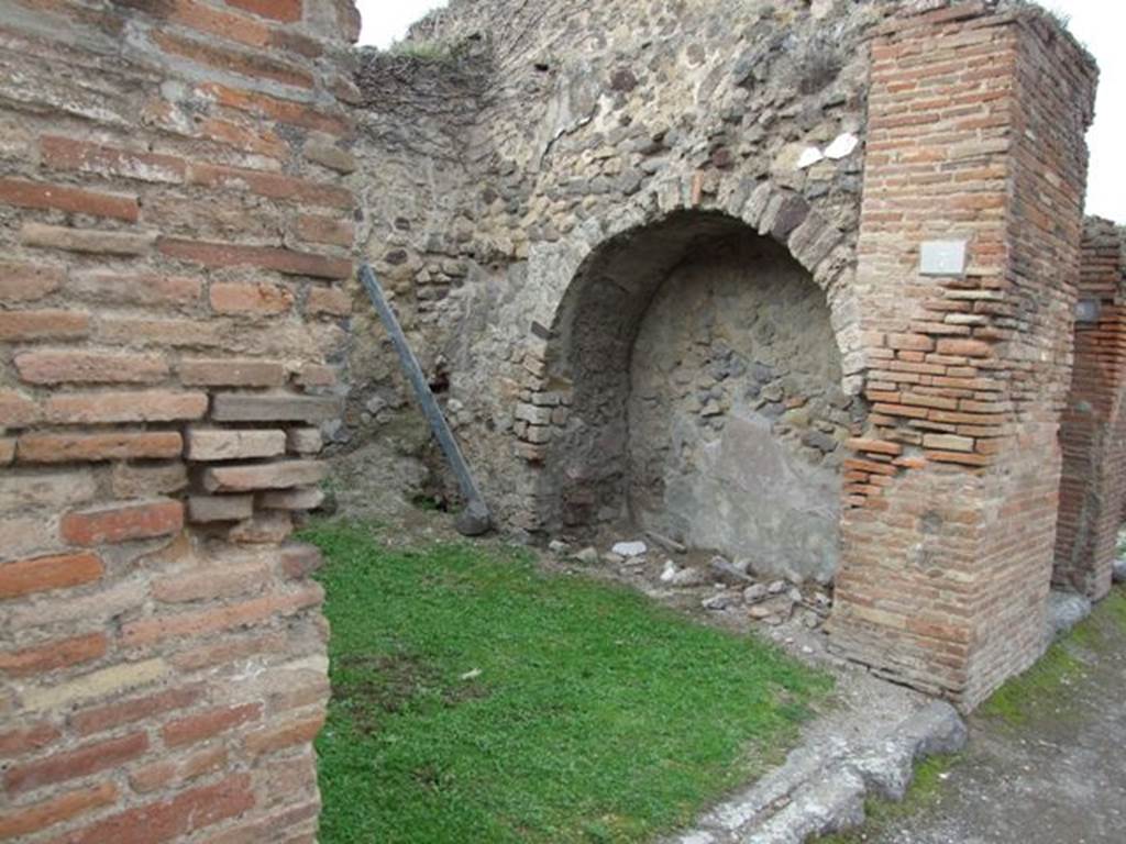 VII.2.7 Pompeii.  Shop.  December 2007.  Entrance and north wall.