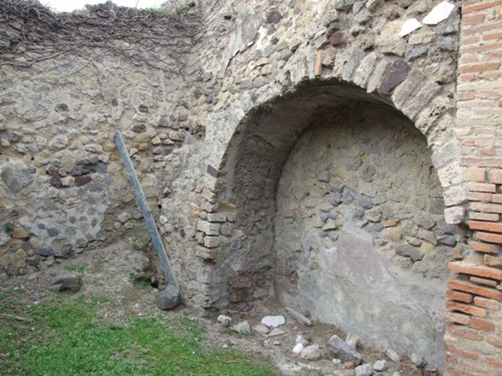 VII.2.7 Pompeii.  Shop.  December 2007.  Arched niche under masonry staircase on north wall.