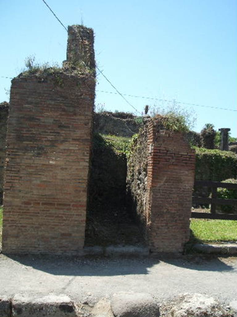 VII.2.8 Pompeii.  May 2005. Stairs to dwelling on upper floor.  