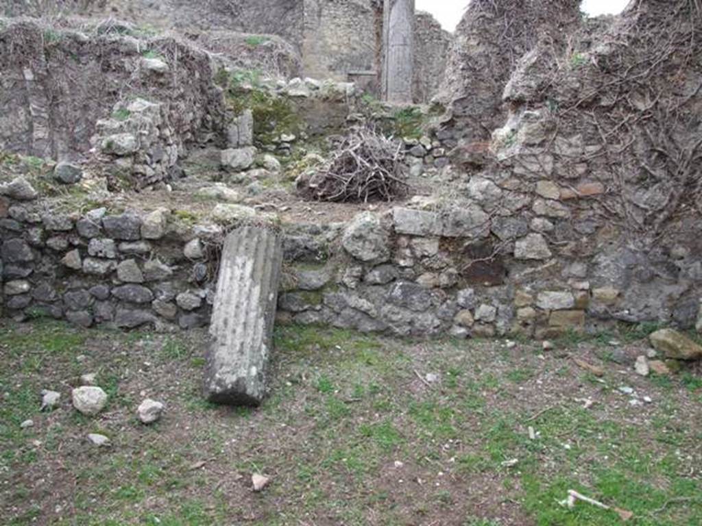 VII.2.10 Pompeii.  Shop.  December 2007.  Column leaning against west wall.  The room behind is part of VII.2.11.