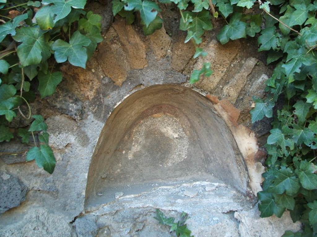 VII.2.12 Pompeii.  Shop.  December 2004.  Niche in west wall.