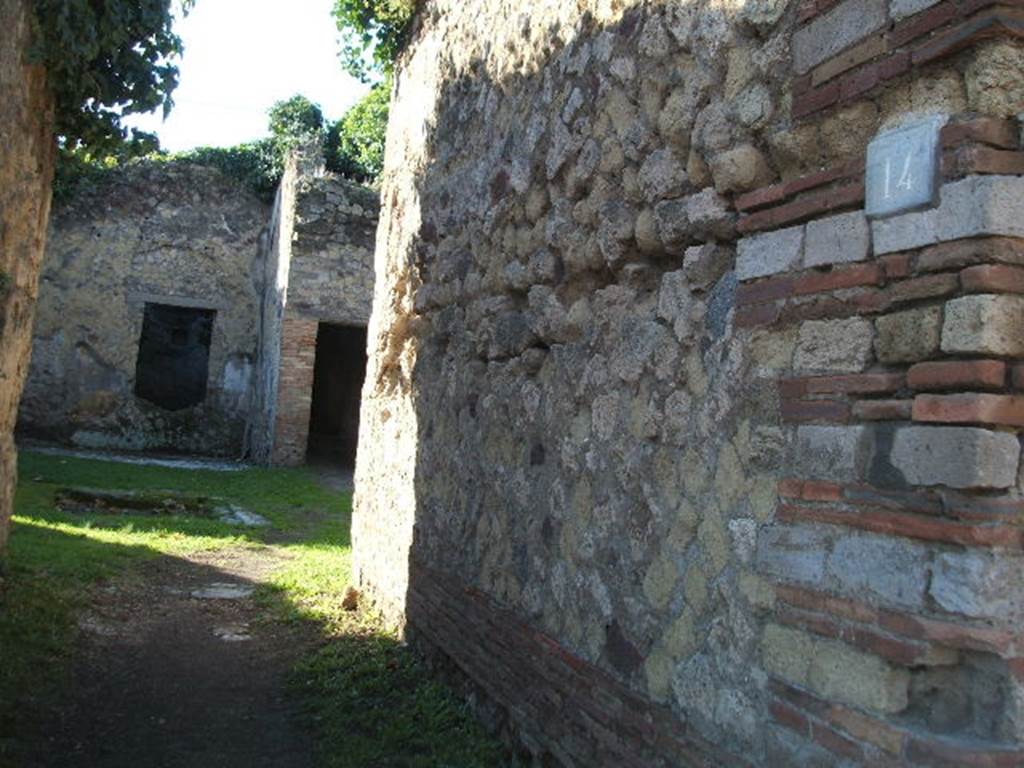 VII.2.14 Pompeii.  December 2004. Entrance fauces.