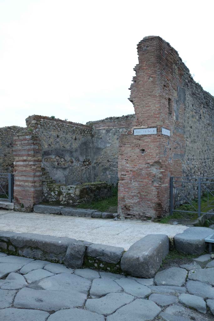 VII.2.15, Pompeii. December 2018. 
Looking towards entrance doorway. Photo courtesy of Aude Durand.
