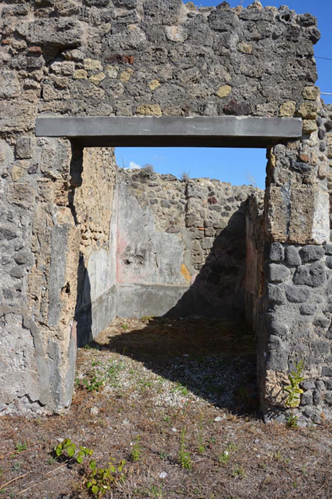 VII.2.16 Pompeii. October 2019. Cubiculum 7, looking east through doorway from east portico.
Foto Annette Haug, ERC Grant 681269 D�COR.
