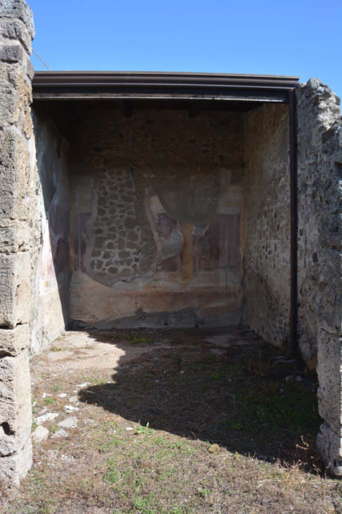 VII.2.16 Pompeii. October 2019. Oecus 10, looking east through doorway.
Foto Annette Haug, ERC Grant 681269 D�COR.
