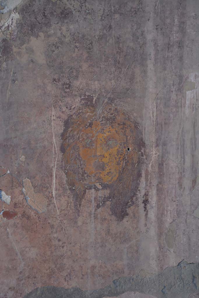 VII.2.16 Pompeii. October 2019. Oecus 10, painted mask from east wall at south end.
Foto Annette Haug, ERC Grant 681269 D�COR.

