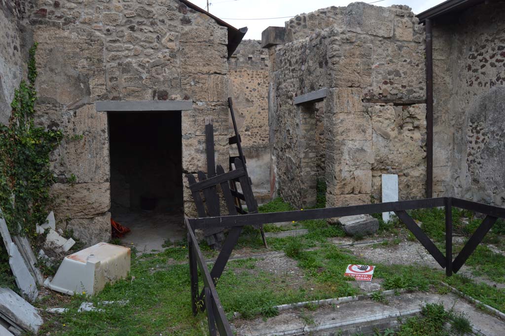 VII.2.16 Pompeii. October 2017. 
Looking towards north side of atrium, with doorway to room 21, cubiculum, on left, and entrance corridor, centre right, with doorway into room 1.
Foto Taylor Lauritsen, ERC Grant 681269 D�COR.
