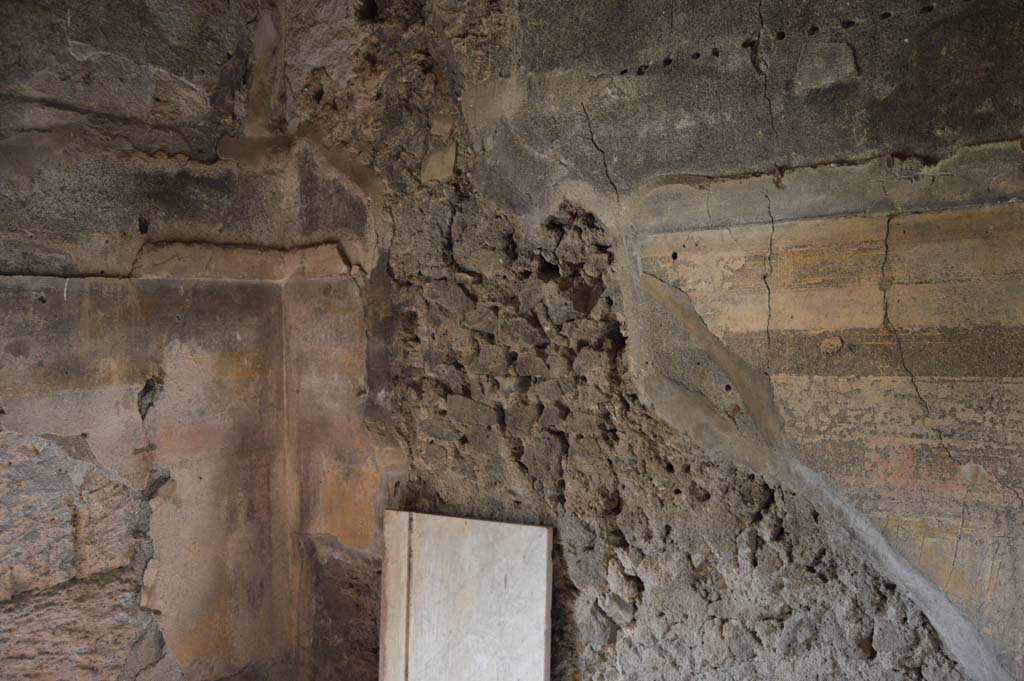 VII.2.16 Pompeii. October 2017. Room 21, south-west corner and west wall, detail of decorations.
Foto Taylor Lauritsen, ERC Grant 681269 D�COR.
