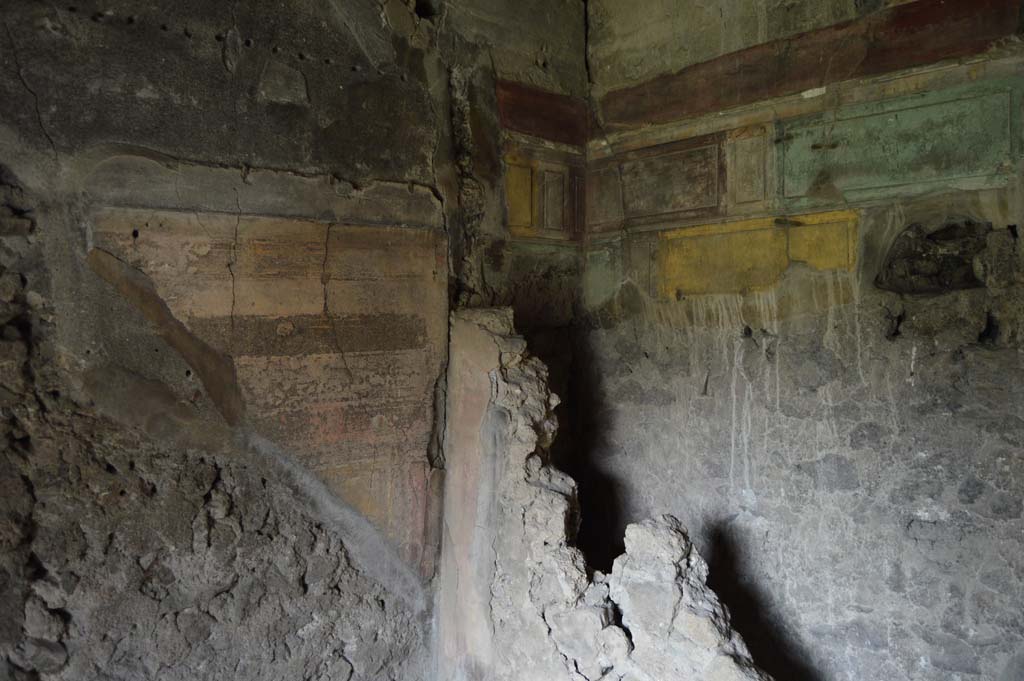 VII.2.16 Pompeii. October 2017. Room 21, west wall, north-west corner, and north wall, detail of painted decoration. 
Foto Taylor Lauritsen, ERC Grant 681269 D�COR.

