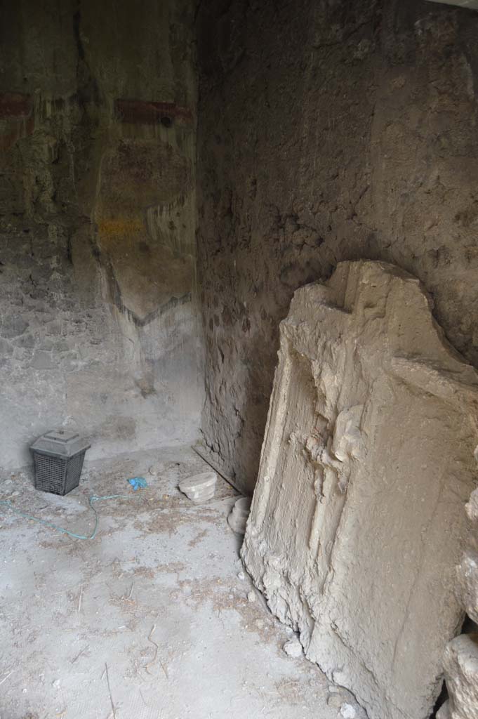 VII.2.16 Pompeii. October 2017. 
Room 21, north-east corner and east wall with plaster-cast of door.
Foto Taylor Lauritsen, ERC Grant 681269 D�COR.

