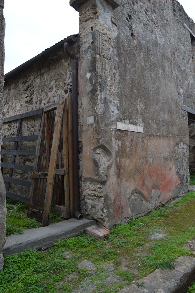 VII.2.16 Pompeii. October 2017. 
Entrance doorway and front facade on west side of doorway.
Foto Taylor Lauritsen, ERC Grant 681269 DÉCOR.
