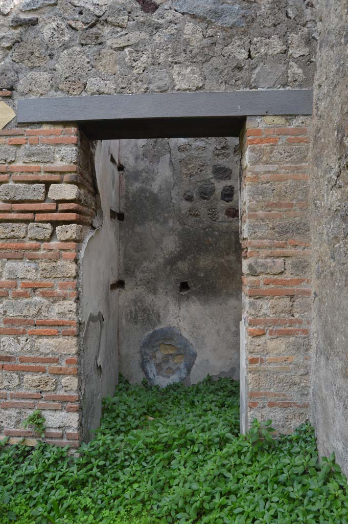 VII.2.18 Pompeii. October 2017. Room 15, looking east through doorway into cupboard.
Foto Taylor Lauritsen, ERC Grant 681269 D�COR.

