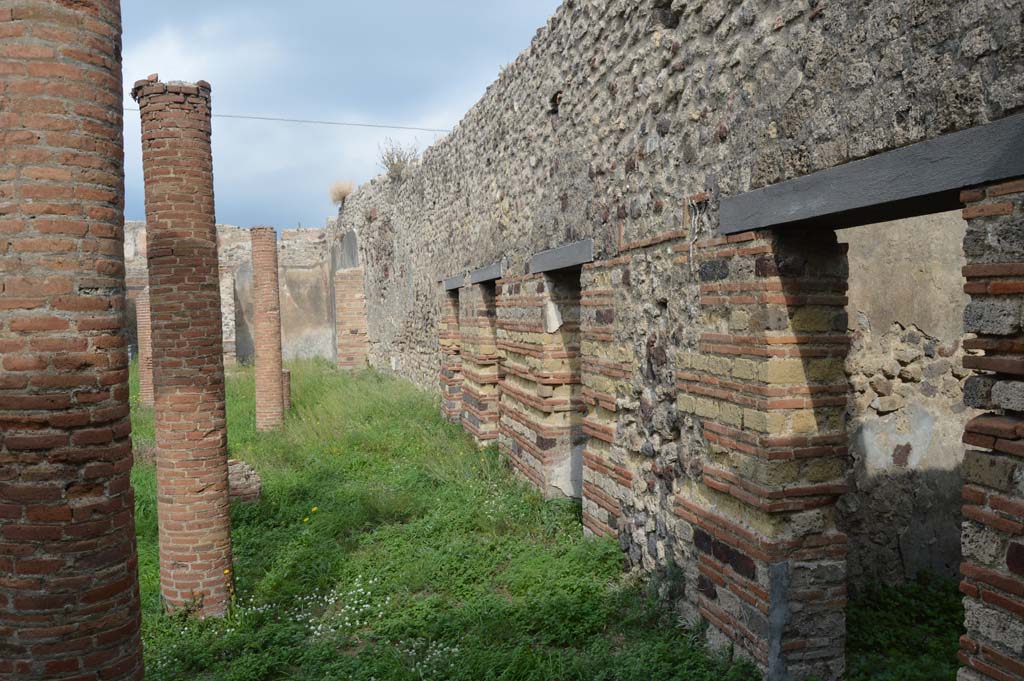 VII.2.18 Pompeii. October 2017. Looking north along east portico from doorway to room 14, on right.
Foto Taylor Lauritsen, ERC Grant 681269 D�COR.
