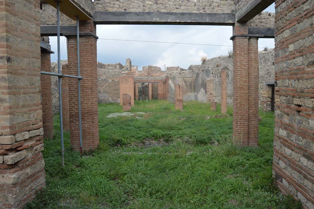 VII.2.18 Pompeii. October 2017. 
Looking north from exedra across south portico and peristyle towards atrium and entrance doorway.
Foto Taylor Lauritsen, ERC Grant 681269 D�COR.
