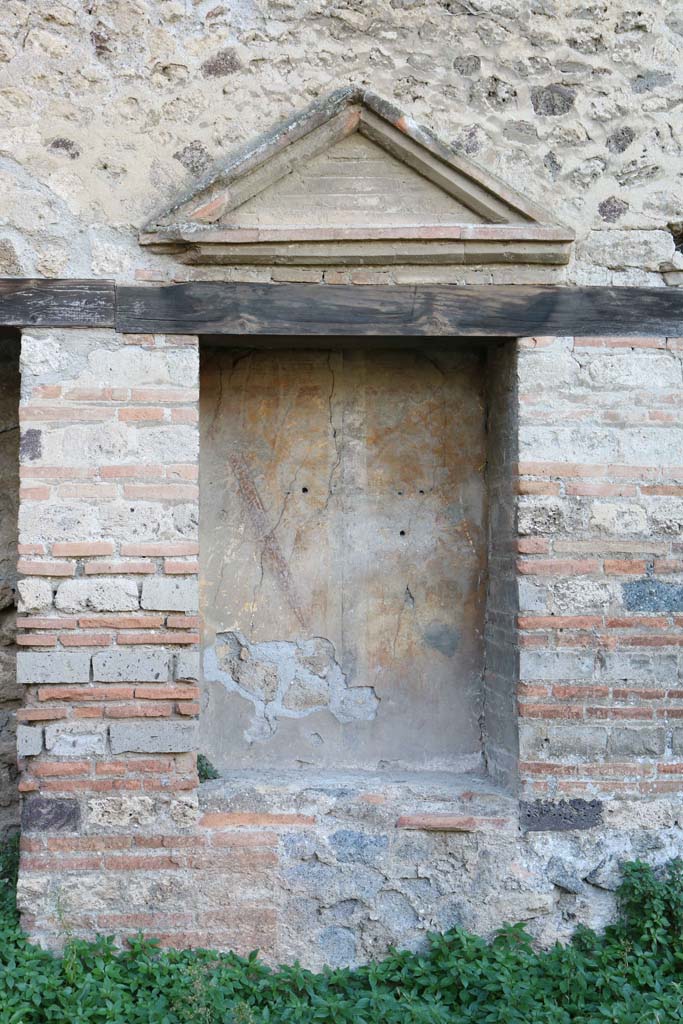 VII.2.18, Pompeii. December 2018. 
West wall of peristyle with aedicula lararium. Photo courtesy of Aude Durand.
