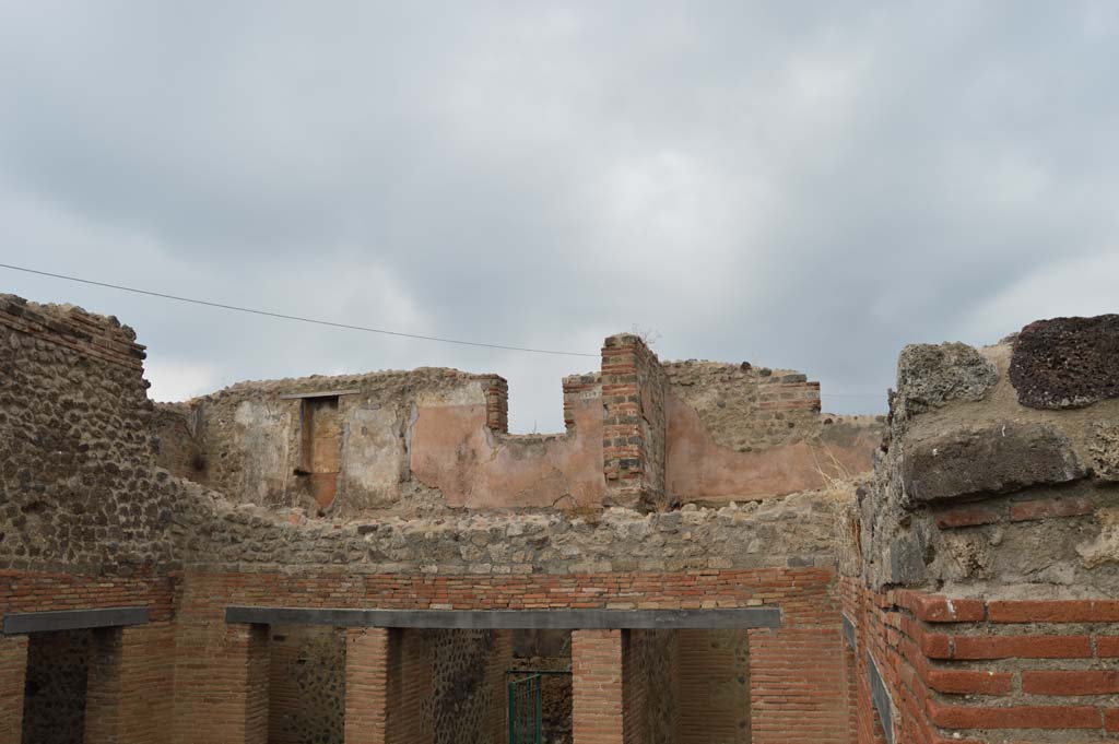 VII.2.19 Pompeii October 2017. Looking north-west from atrium of VII.2.18, towards upper floor dwelling reached from VII.2.19.
Foto Taylor Lauritsen, ERC Grant 681269 D�COR.
