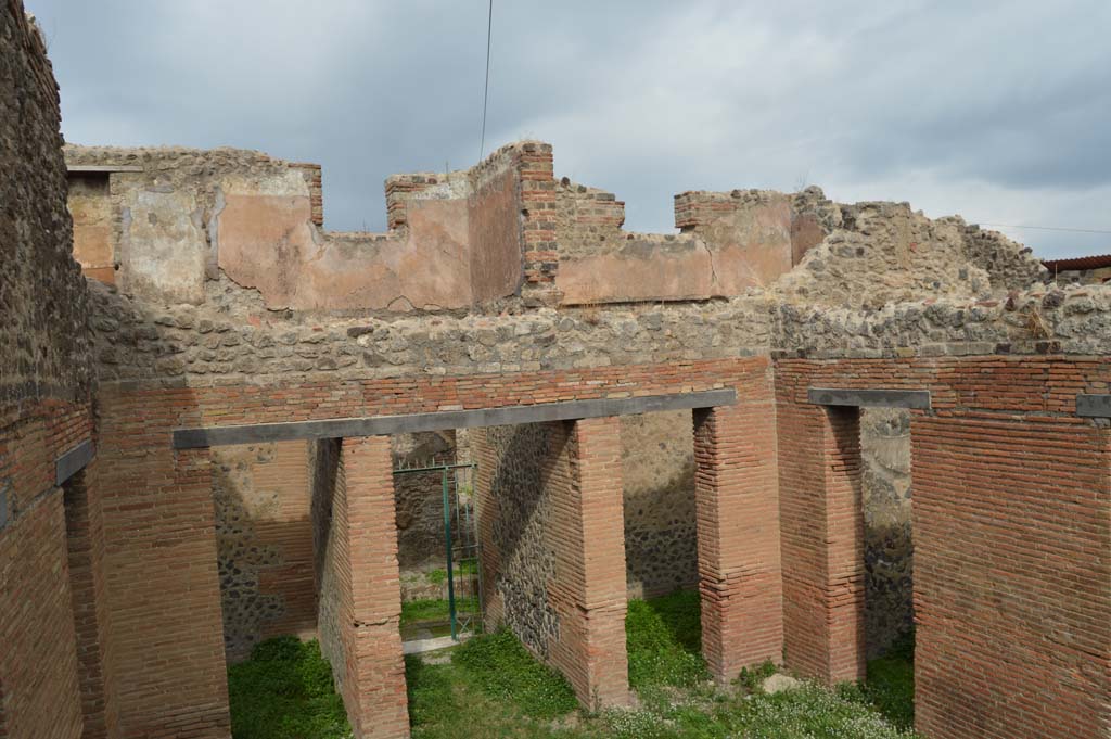 VII.2.19 Pompeii. October 2017. Looking north-east from atrium of VII.2.18, towards upper floor dwelling reached from VII.2.19.
Foto Taylor Lauritsen, ERC Grant 681269 D�COR.
