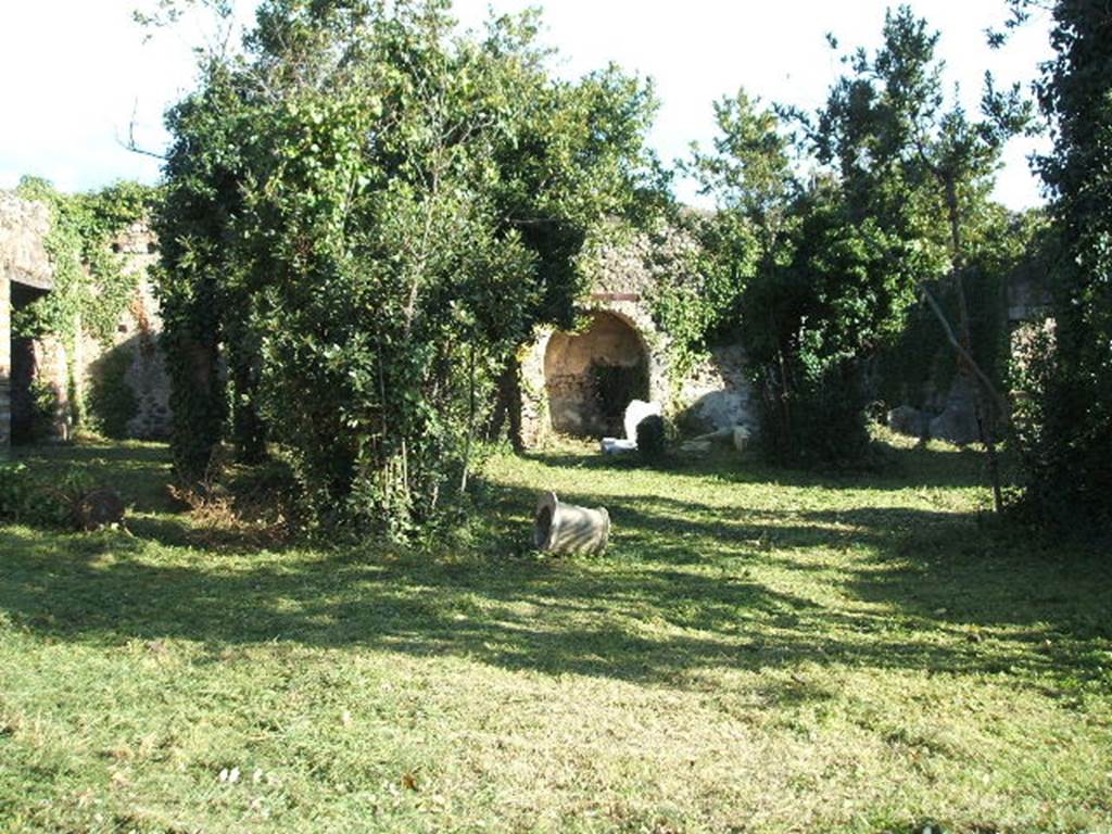 VII.2.20 Pompeii. December 2004. East side of Peristyle. Photo taken from VII.2.23 