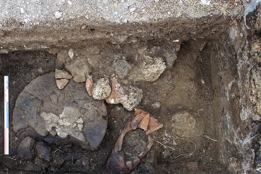 Fig. 36 � Pomp�i, boulangerie VII 2, 22 � Restes de la colonne centrale du bras m�ridional du p�ristyle.
� droite, d�tach� de celle-ci, on per�oit le mur du bassin (vue de l�est).
Clich� : C. Salviani � EFR.

