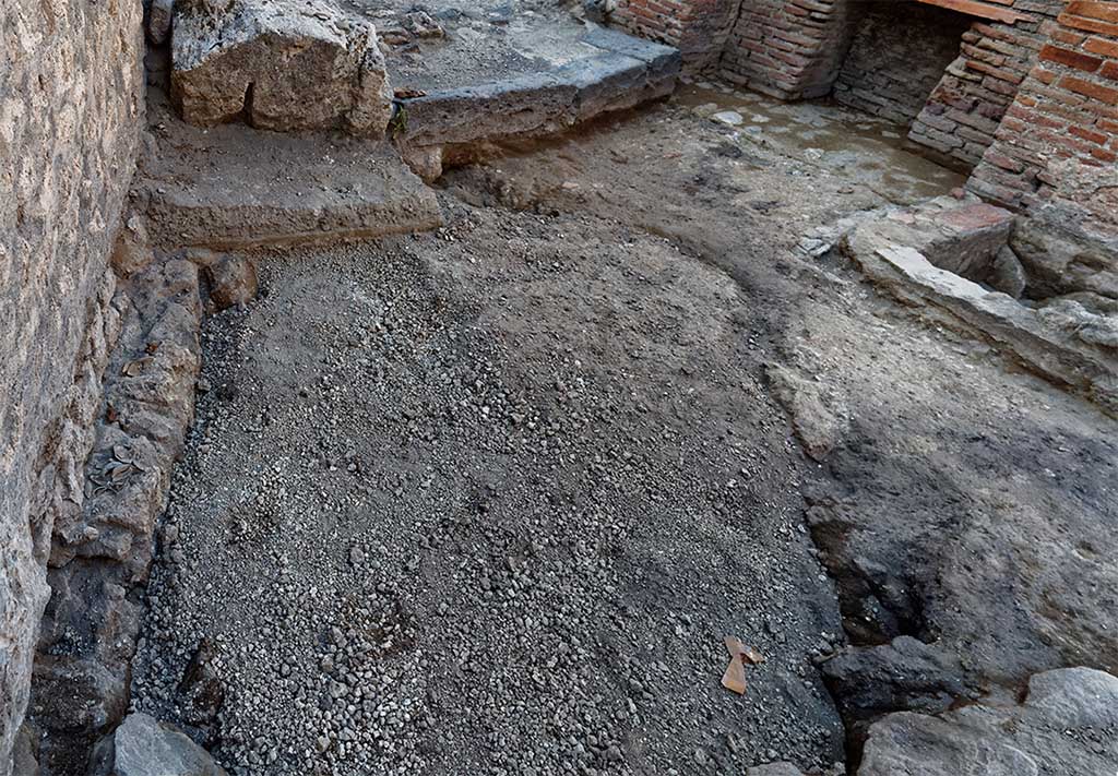 Fig. 38 � Pomp�i, boulangerie VII 2, 22 � Vue g�n�rale de l�espace en avant du four lors de la d�couverte de l�espace souterrain.
Mosa�que de photos ; vue du sud.
Clich�s : N. Monteix � EFR.
