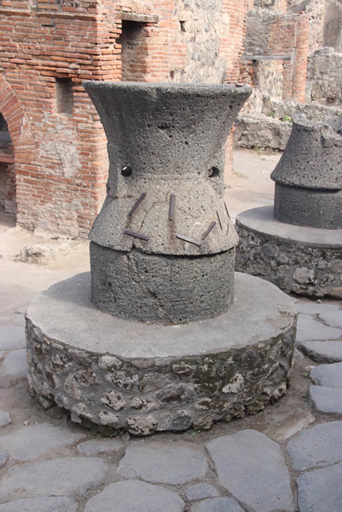 VII.2.22 Pompeii. October 2023. Millstone, with Catillus and Meta. Photo courtesy of Klaus Heese.