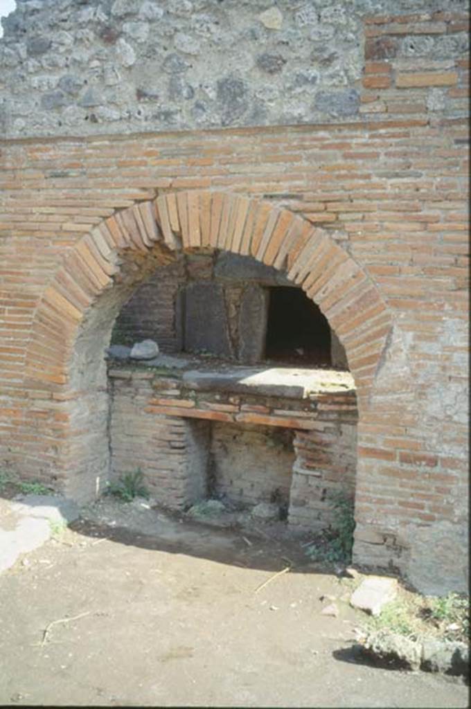 VII.2.22 Pompeii. October 1992. Looking east towards oven.
Photo by Louis Méric courtesy of Jean-Jacques Méric.
