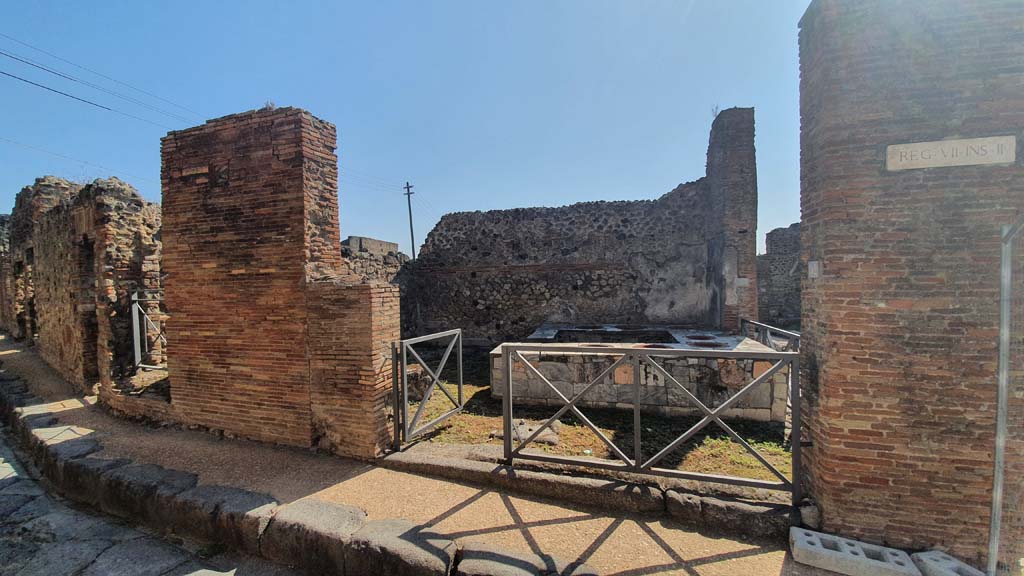 VII.2.32 Pompeii. July 2021. Looking towards east side of Vicolo Storto with entrance doorway.
Foto Annette Haug, ERC Grant 681269 D�COR.
