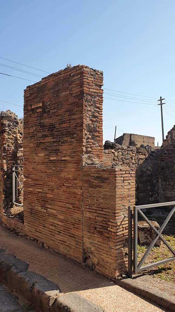 VII.2.32 Pompeii, on right. July 2021. Looking towards wall on north side of doorway. 
Foto Annette Haug, ERC Grant 681269 D�COR.

