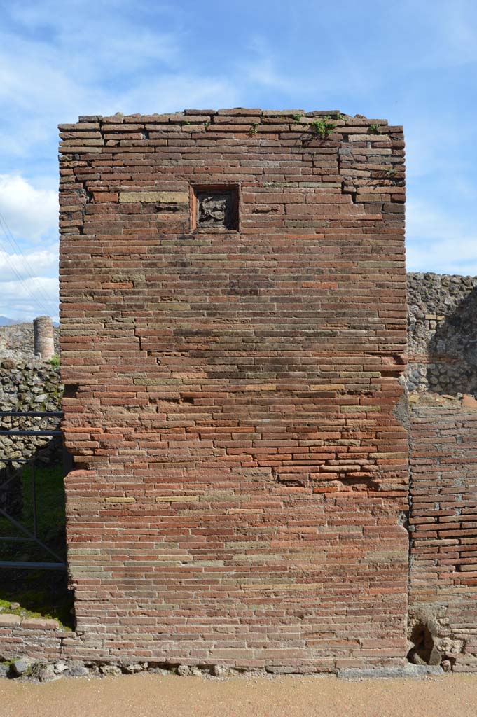 VII.2.32 Pompeii. March 2018. Pilaster between VII.2.31, on left, and VII.2.32, on right.
Foto Taylor Lauritsen, ERC Grant 681269 D�COR.
