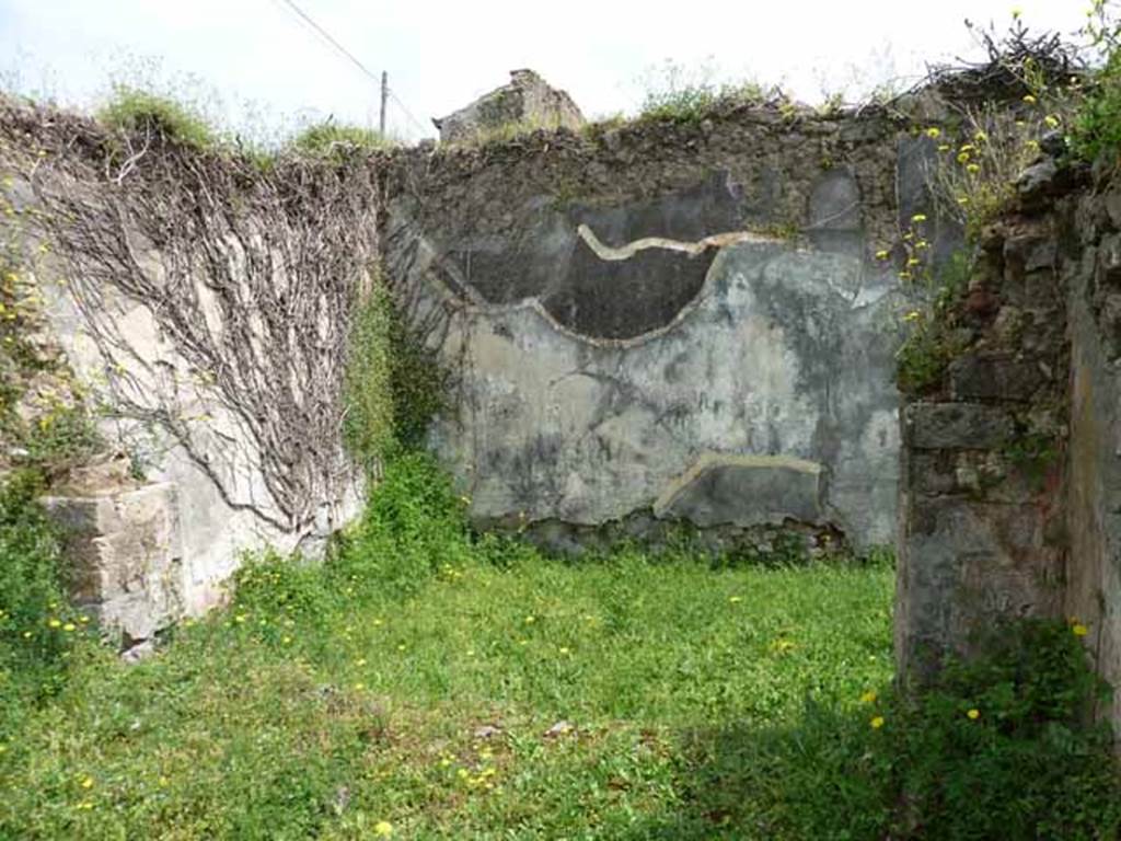 VII.2.35 Pompeii. May 2010. Looking east into triclinium, from garden area.