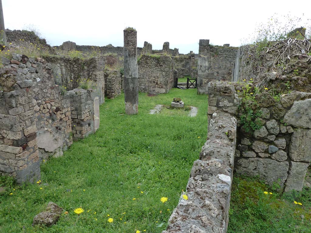 VII.2.35 Pompeii. May 2010. 
Looking south-east across garden, tablinum’s east wall and atrium. Photo taken from corridor leading from VII.2.27.
