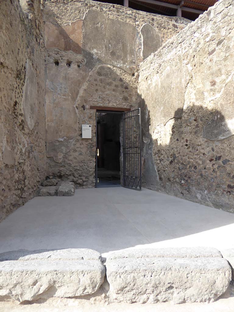 VII.2.45 Pompeii. September 2018. 
Looking towards north wall with base of staircase and door to atrium of VII.2.45.
Foto Annette Haug, ERC Grant 681269 D�COR.
