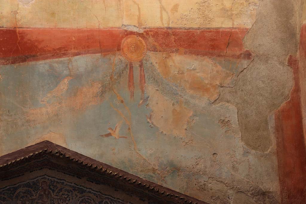 VII.2.45 Pompeii. September 2017. Detail of painted wall on east side of north wall of garden area, behind fountain.
Photo courtesy of Klaus Heese.