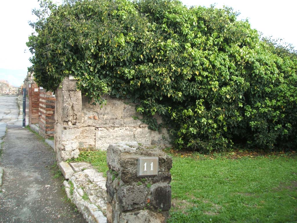VII.3.12 and VII.3.11 Pompeii. December 2004. Looking east along Via della Fortuna.
