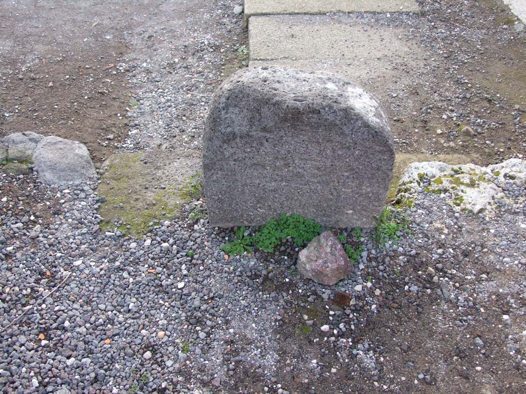 VII.4.2 Pompeii. December 2007. Rear of boundary marker between Temple of Fortuna Augusta and the Area Privata of M. Tullius. 