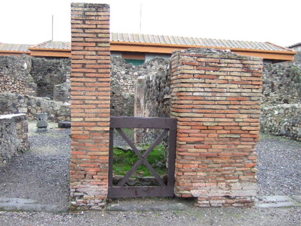 VII.4.5 Pompeii. December 2005. Looking east towards steps to upper floor. Found in September 1823, painted in red on the pilaster between VII.4.5 and 6, on the right) was �
Fausto  [�]  II vir 
[��]
M(arcum)  Nollium  et  M(arcum)
Calventium       [CIL IV 518]
See Pagano, M. and Prisciandaro, R., 2006. Studio sulle provenienze degli oggetti rinvenuti negli scavi borbonici del regno di Napoli.  Naples : Nicola Longobardi. (p. 127)
