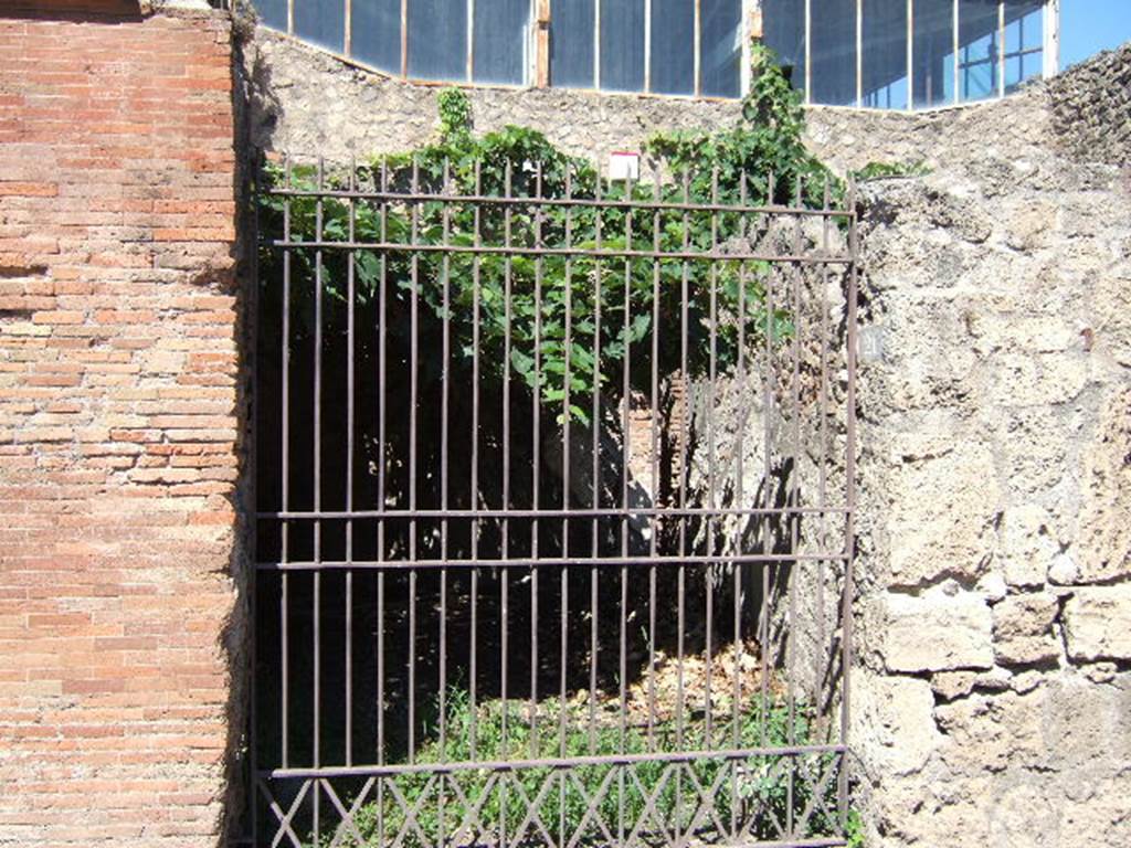 VII.4.21 Pompeii. September 2005. Entrance.
This was linked to VII.4.22 and both were known as �Bottega dei Frutti secchi� (shop of the dried fruits).

