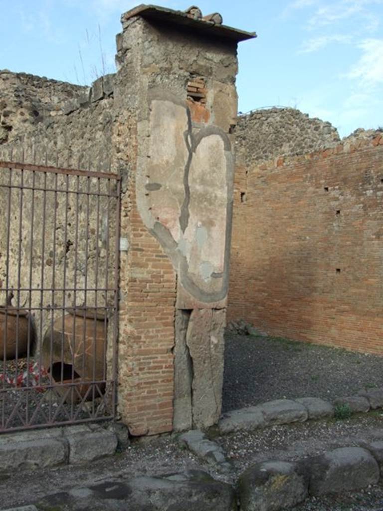 VII.4.22 Pompeii. December 2007. Site of a fresco of Venus and Mercury, described by Fiorelli and now lost. 
Fiorelli describes it as being in VII.4.23, and says �Sul pilastro che divide questa dalla susseguente taberna......�. 
This translates as �On the pilaster that divides this from the following shop�.� This would mean VII.4.23 and VII.4.24. 
However, the pilaster above fits the description of the painting, the shape of the remaining plaster and including the painted white line across it.
See Pappalardo, U., 2001. La Descrizione di Pompei per Giuseppe Fiorelli (1875). Napoli: Massa Editore. (p.90).
