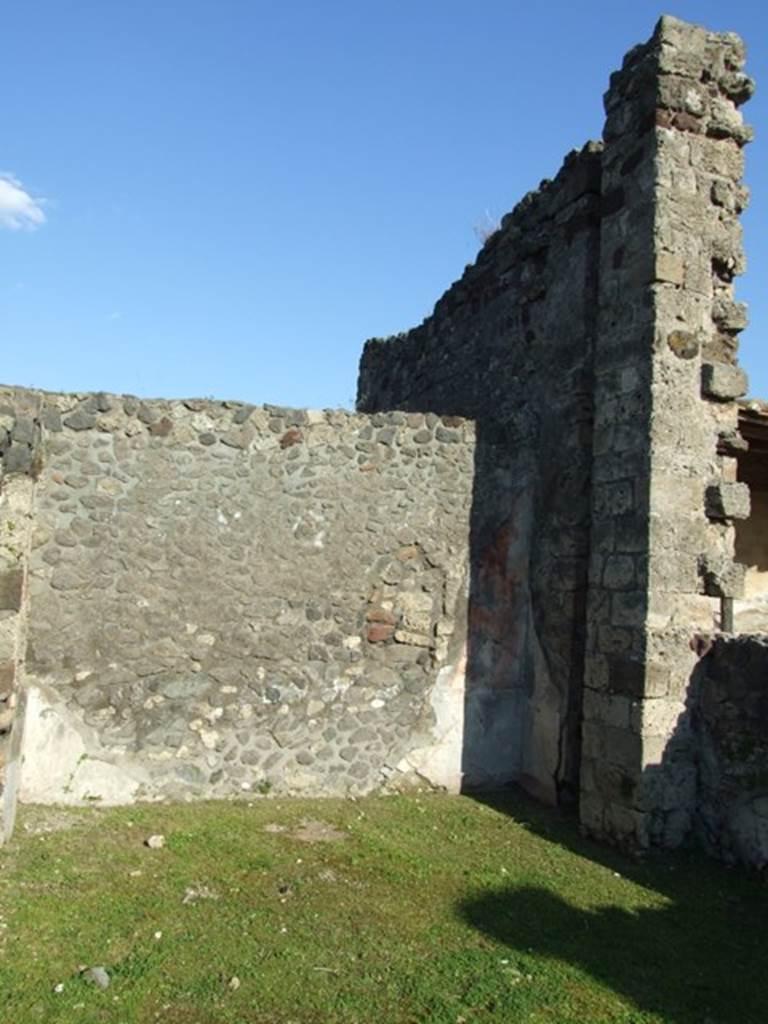 VII.4.31 Pompeii.  March 2009. Room 28.  East wall with bricked up Niche. Looking east.