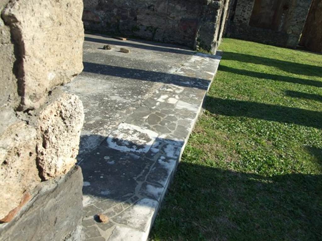 VII.4.31 Pompeii.  March 2009. Room 29.  Apsidal Exedra.  Threshold with Step.