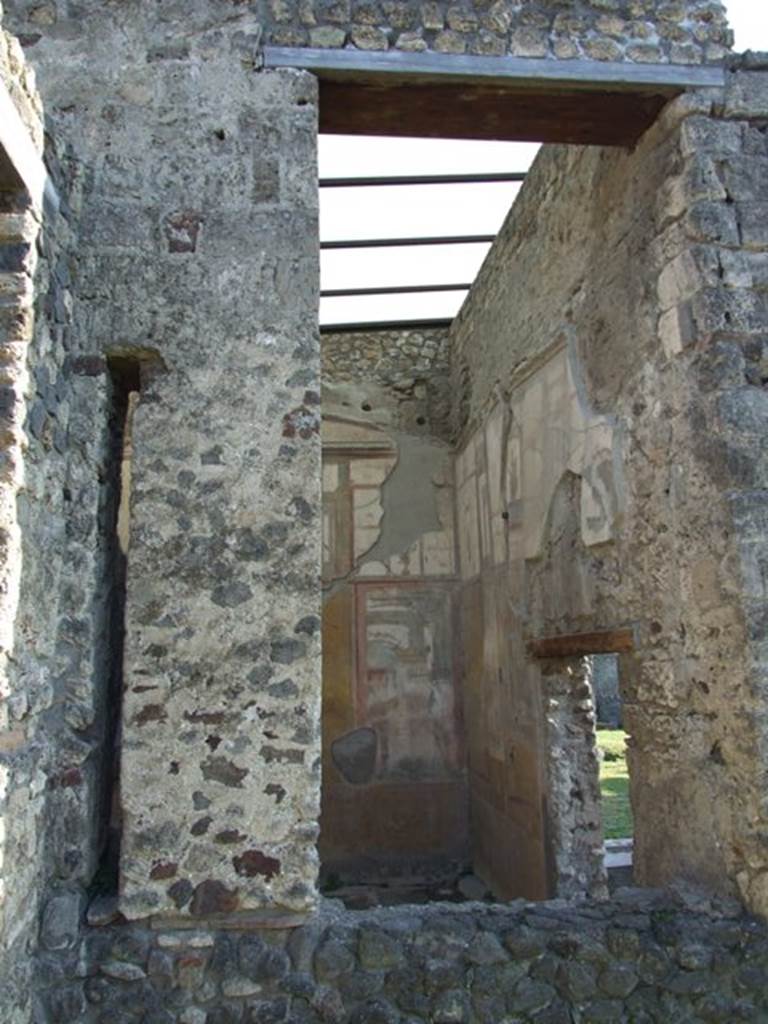 VII.4.31 Pompeii.  March 2009.  Looking into Room 12, through the window in the south east corner of the Middle Peristyle.