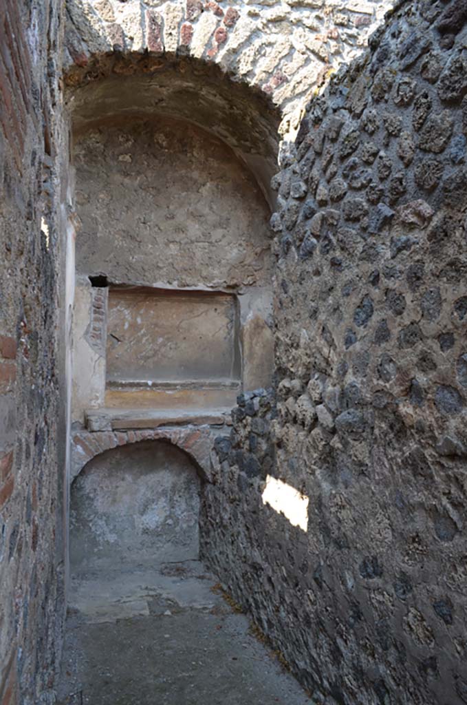 VII.4.31/51 Pompeii. September 2019. Room 39, looking west towards lararium niches.
Foto Annette Haug, ERC Grant 681269 D�COR.
