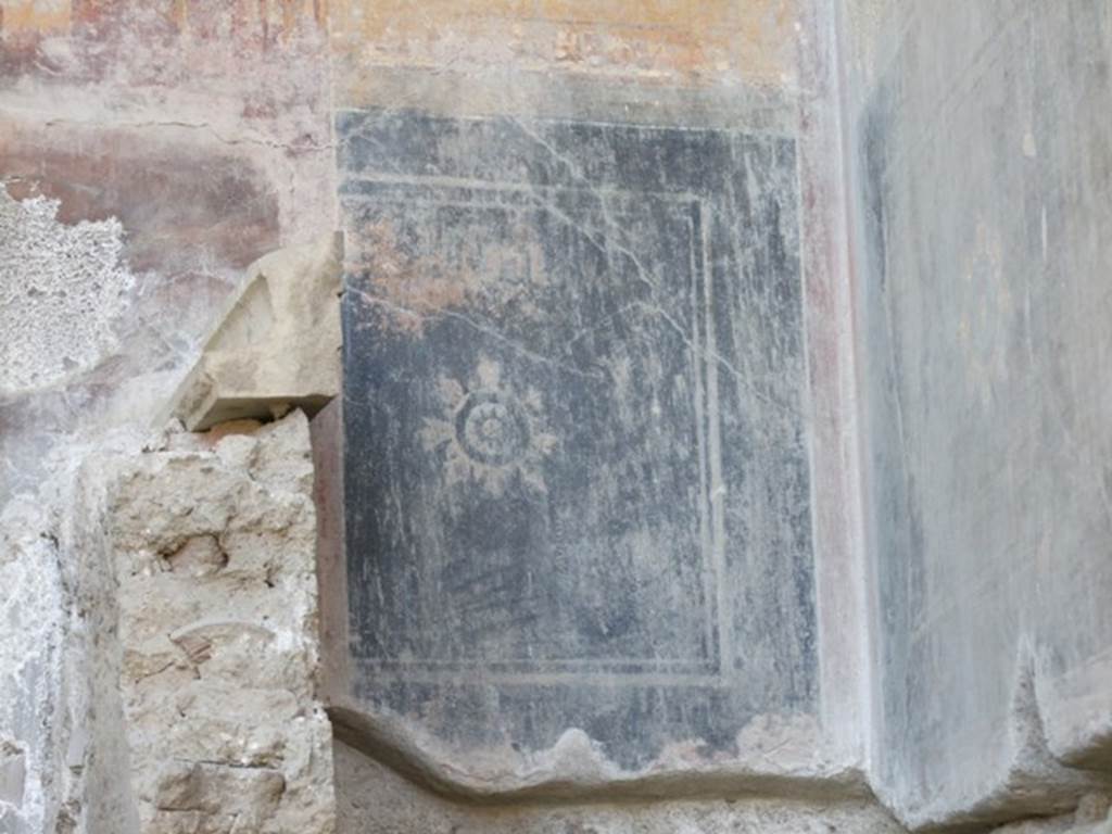 VII.4.31 Pompeii. March 2009. Room 6, painted decoration on north end of west wall of ala.