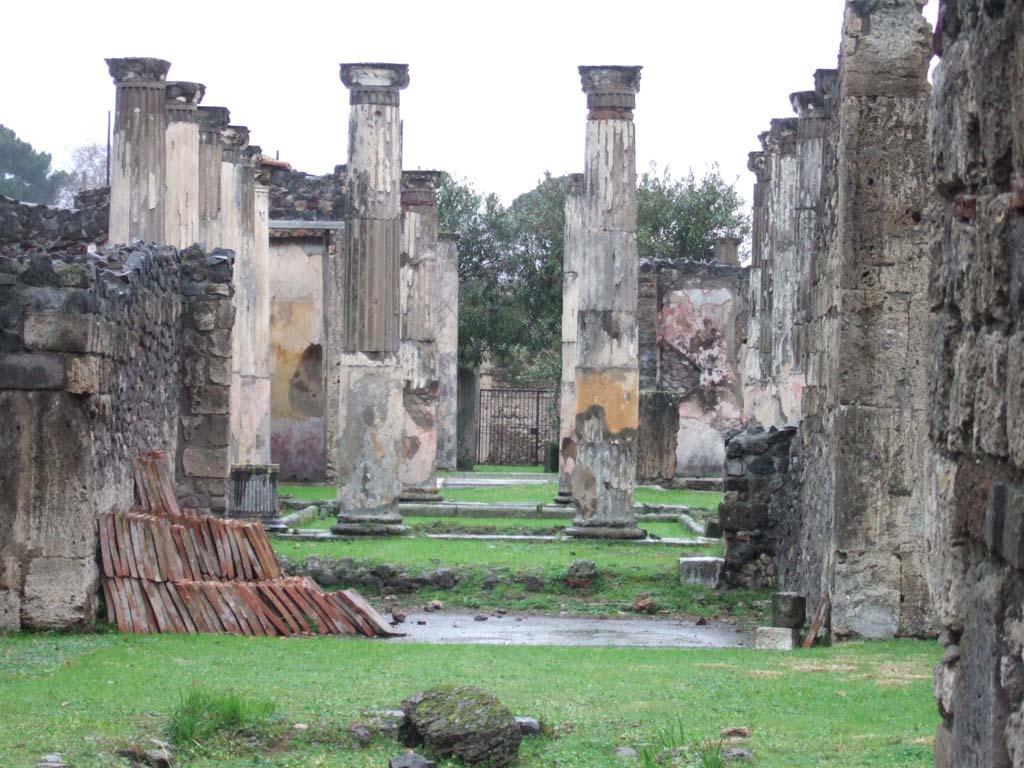 VII.4.31/51 Pompeii. December 2005. Looking north from atrium through tablinum.